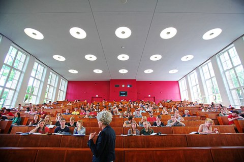 Vorlesung im Bachelorstudiengang Verkehrswirtschaft im Hörsaal POT 81