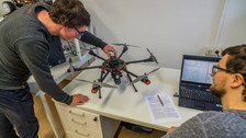 Drohne zur Datenerfassung am Schreibtisch mit Laptop