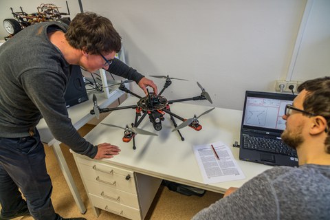 Drohne zur Datenerfassung am Schreibtisch mit Laptop