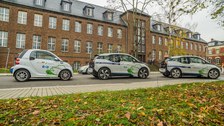 Drei Elektroautos vor dem Institut für Automobiltechnik Dresden