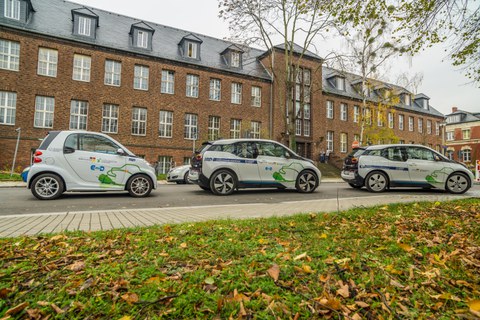 Drei Elektroautos vor dem Institut für Automobiltechnik Dresden