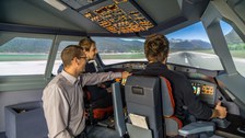 Airbus A320 Forschungssimulator: drei Peronen im Cockpit beim Start 