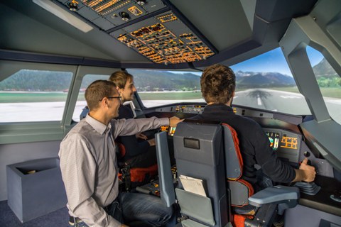 Airbus A320 Forschungssimulator: drei Peronen im Cockpit beim Start 