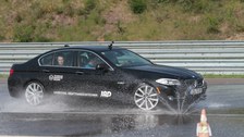 PKW Fahrt bei nasser Straße am Lausitzring