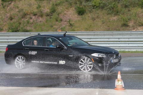 PKW Fahrt bei nasser Straße am Lausitzring