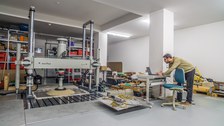 Blick in das Bahnbau Labor mit der servohydraulischen Prüfmaschine ZWICK HB 160 