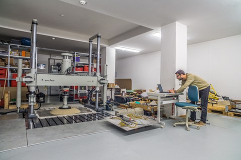 Blick in das Bahnbau Labor mit der servohydraulischen Prüfmaschine ZWICK HB 160 