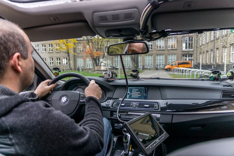Blick in den Innenraum mit Messtechnik und Fahrer am Lenkrad