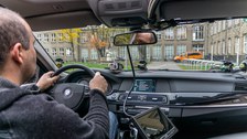 Blick in den Innenraum mit Messtechnik und Fahrer am Lenkrad