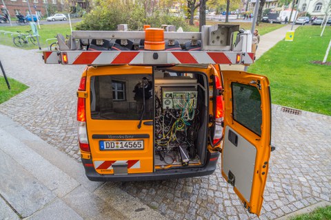 Messfahrzeug UNO zur Erfassung des Straßenraums durch CCD-Frontkameras und Heckkameras mit weg- oder zeitabhängiger Bilderauslösung