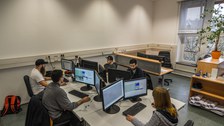 Gruppe von Studierenden mit Computern bei der Projektarbeit