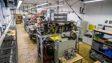 Blick in die Halle des Systemlabors für spurgeführte Fahrzeuge 