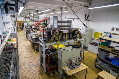 Blick in die Halle des Systemlabors für spurgeführte Fahrzeuge 