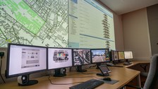 Verkehrsmanagement­system VAMOS Dresden - Arbeitsplatz mit Computern und einer Vielzahl an Bildschirmen