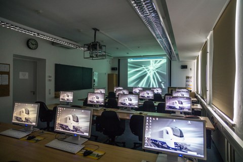 Virturo: Lern- und Lehrprojekt für Studierende zur Konstruktion bzw. Modellierung eines virtuellen Triebfahrzeuges - Blick in den Lehrraum mit Computerausstattung