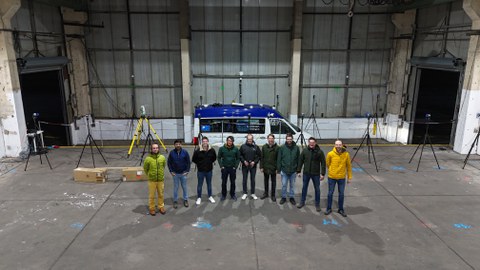 Measurements for positioning in the Torgau bus depot laboratory with e-Crafter, people involved and measurement setup