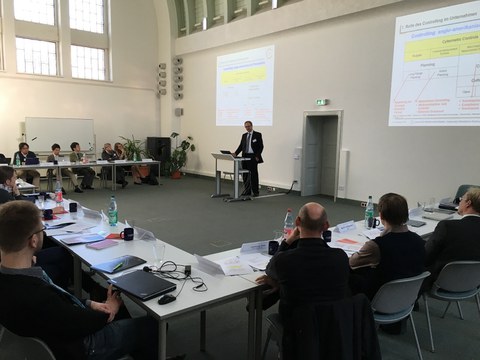 Prof. Günther speaks at the festival hall of the Faculty of Business and Economics during the Kobe workshop.
