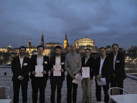 Die Preisträger und Preisüberreicher (v.l.n.r.: Martin Robinius (GEE), Matthias Zech, Leonard Göke, Lars Nolting, Bernadette Fina, Prof. Dr. Dominik Möst, Prof. Dr. Christian von Hirschhausen) 
