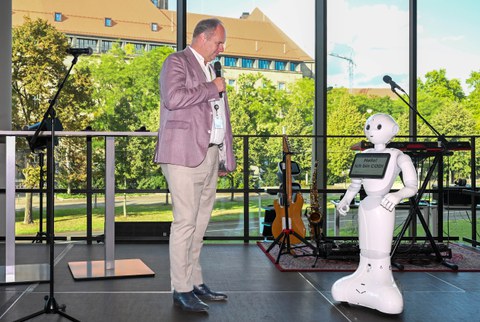 Pepper-Roboter Codi zusammen mit dem Oberbürgermeister der Stadt Dresden Dirk Hilbert