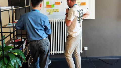 zwei Teilnehmer während der Summer School 2024 beim Brainstormen