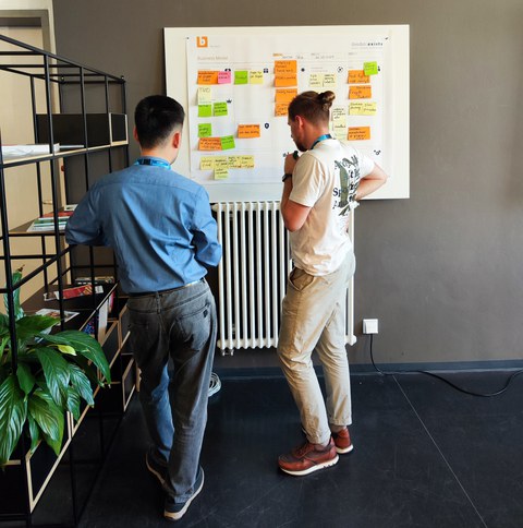 zwei Teilnehmer während der Summer School 2024 beim Brainstormen