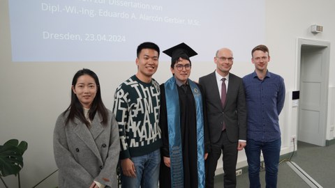 Herr Alarcon mit Doktorhut und Schärpe vom Boysen Kolleg