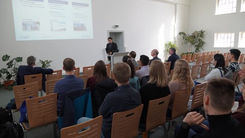 Herr Alarcon beim Vortrag im Festsaal mit Zuhörern im Vordergrund