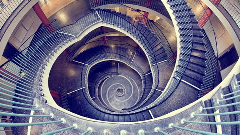 Wendeltreppe im Hülsse-Bau von oben.