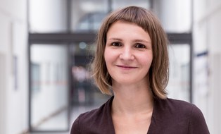 Here is a picture of Ina Bräuer. She smiles.