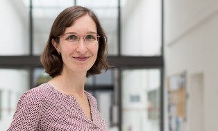 Hier ist ein Bild von Kirsten Hoffmann. Sie lächelt und hat eine Brille.