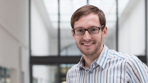 Hier ist ein Bild von Sven Schulz. Er trägt Brille und lächelt.