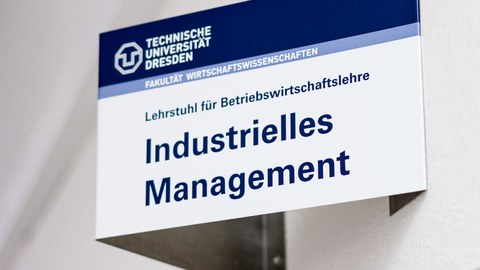 Sign of the chair with the inscription "Lehrstuhl für Betriebswirtschaftslehre, Industrielles Management" in the Hülse Bau.