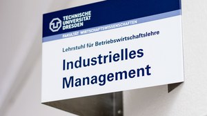 Schild des Lehrstuhls mit der Aufschrift "Lehrstuhl für Betriebswirtschaftslehre, Industrielles Management" im Hülse Bau.