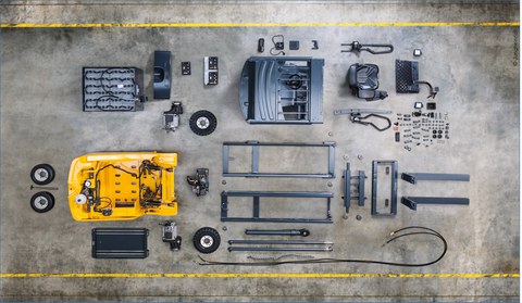 Parts of a disassembled forklift truck in the Used Equipment Center Dresden