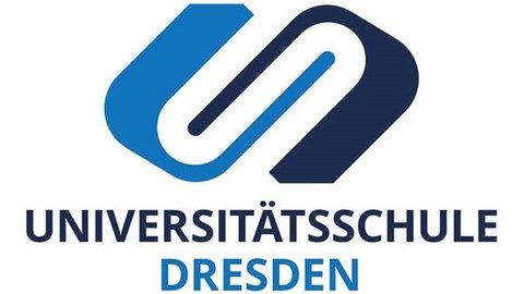 Logo der Universitätsschule Dresden. Zwei U's ineinander greifend in 2 unterschiedlichen Blautönen. Darunter Schriftzug "Universitätsschule Dresden" in zwei unterschiedlichen Blautönen.
