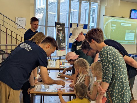 Zwei Mitarbeiter:innen erklären Demonstratoren