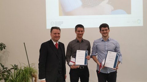 Preisverleihung Prof. Hilbert-Preis 2019. 3 Männer im Anzug davon 2 mit Urkunden.