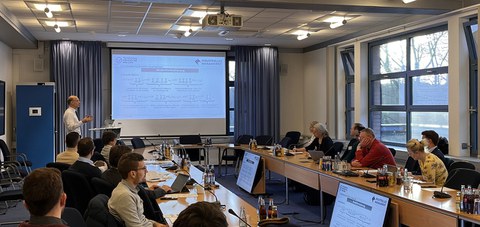 Prof. Buscher während seiner Präsentation im Tagungsraum