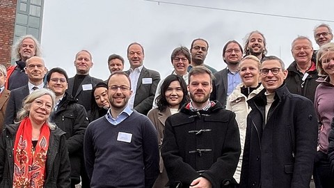 Gruppenfoto der Tagungsteilnehmer vor dem Institutsgebäude