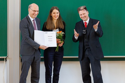 Maria Beranek bekommt den Dr. Feldbausch-Förderpreis überreicht