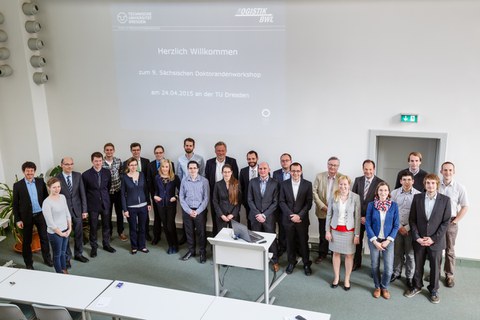 Teilnehmer des Doktorandenworkshop. 25 Personen in einem Raum von oben fotografiert.