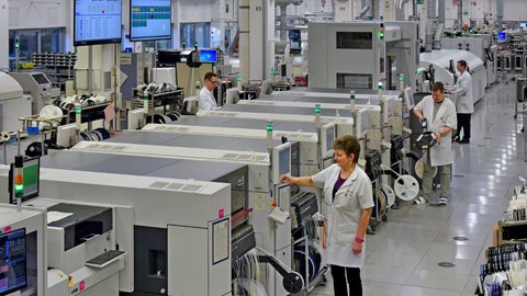 Factory hall with machines at MWB Siemens.