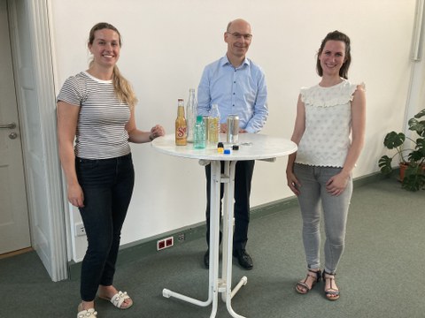 Das Foto zeigt die beiden Krones-Mitarbeiterinnen gemeinsam mit Prof. Buscher