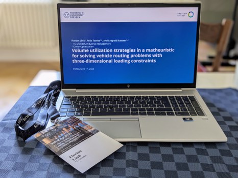 Bild eines Laptops mit Powerpoint Folie
