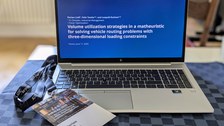 Bild eines Laptops mit Powerpoint Folie