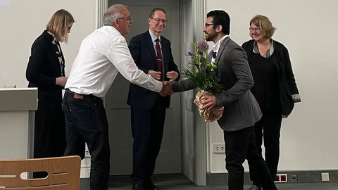 Die Promotionskommision gratuliert Awais Malik.