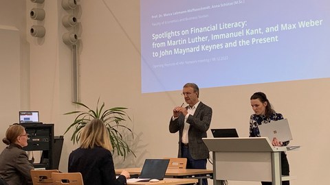 Das Foto zeigt Prof. Lehmann-Waffenschmidt während seines Keynote-Vortrages