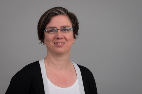 Das Bild zeigt ein Portrait von Cindy Grzanna.