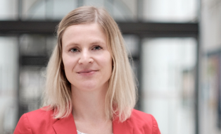 Das Bild zeigt ein Portrait von Kristina Barczik.