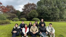 Zu sehen ist eine Gruppe chinesischer Forscher mit Alexander Blume